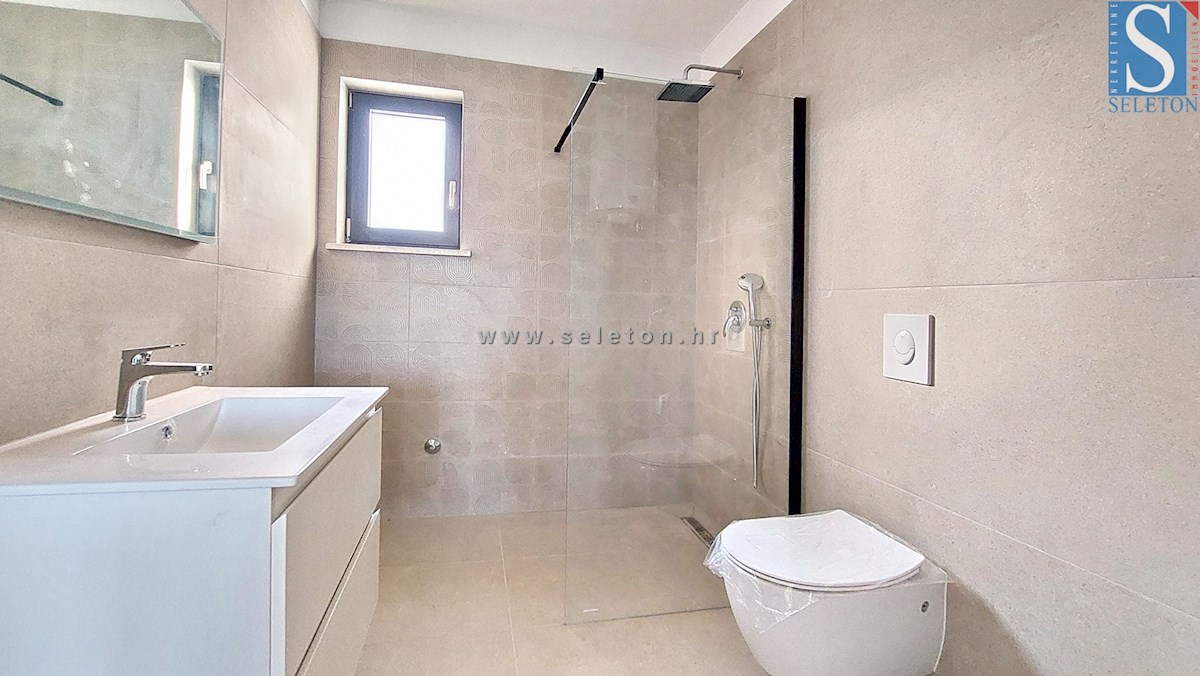 Nuovo appartamento nelle vicinanze di Poreč-Parenzo di 86 m2 con giardino privato do 146 m2