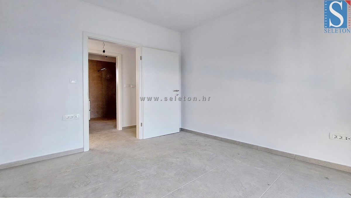 Nuovo appartamento nelle vicinanze di Poreč-Parenzo di 86 m2 con giardino privato do 146 m2