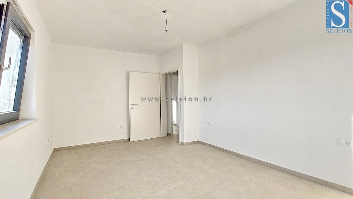 Nuovo appartamento nelle vicinanze di Poreč-Parenzo di 86 m2 con giardino privato do 146 m2