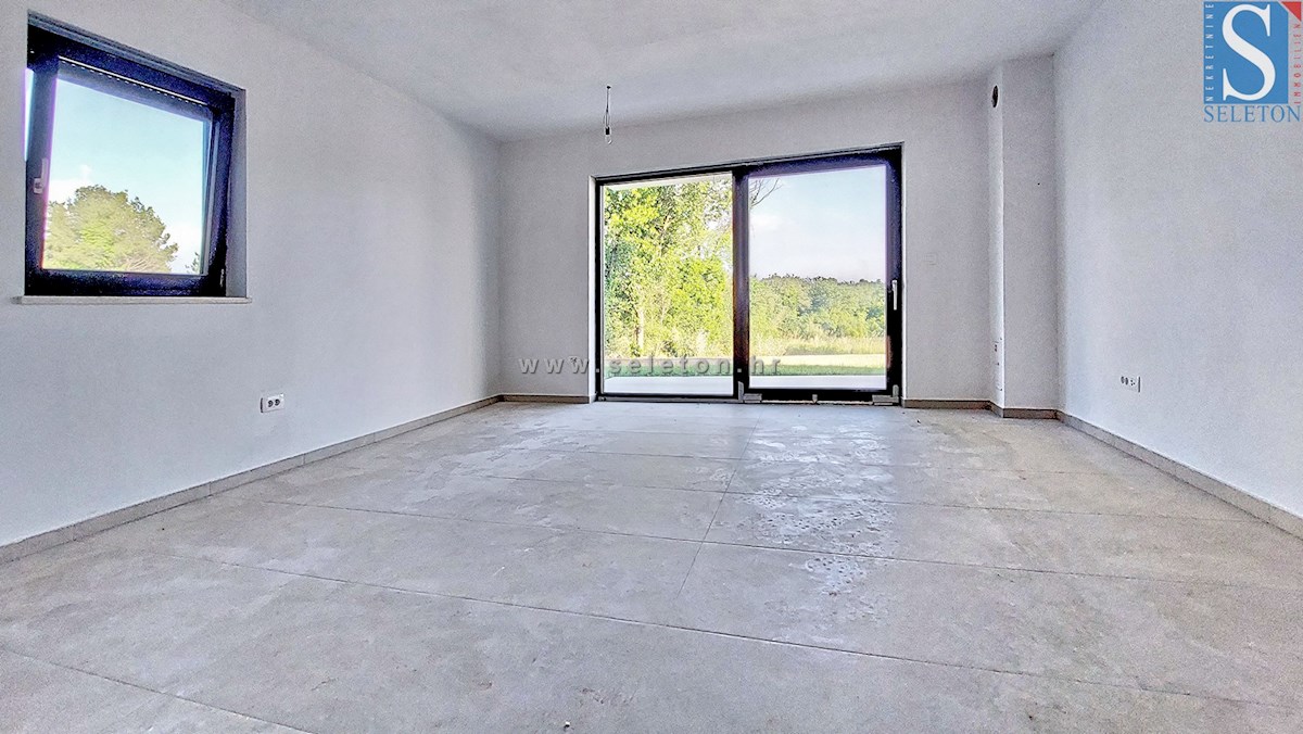 Nuovo appartamento nelle vicinanze di Poreč-Parenzo di 86 m2 con giardino privato do 146 m2