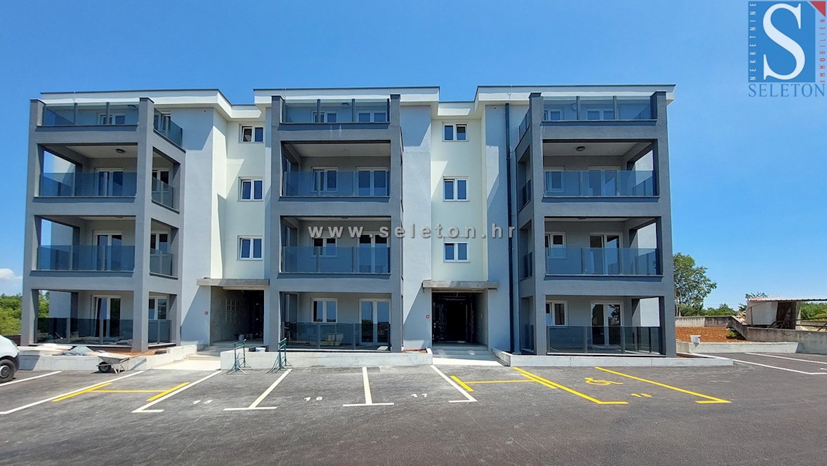 Nuovo appartamento nelle vicinanze di Poreč-Parenzo di 72 m2 con giardino di 170 m2
