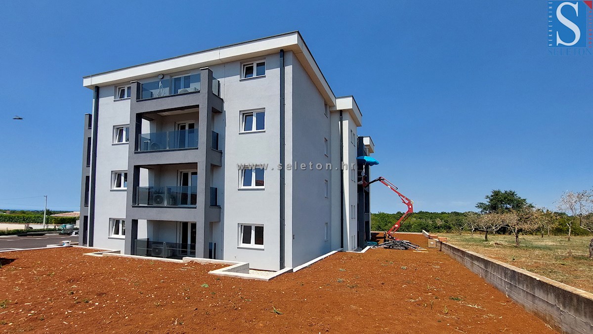 Nuovo appartamento nelle vicinanze di Poreč-Parenzo di 72 m2 con giardino di 170 m2