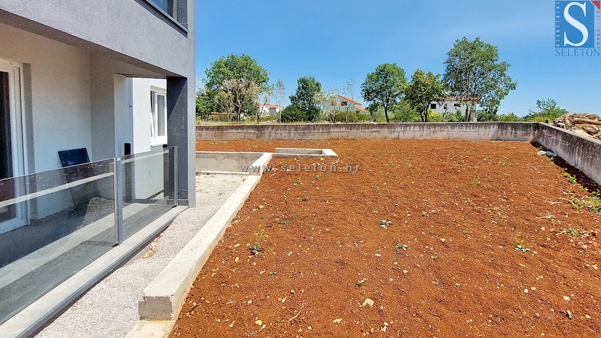 Nuovo appartamento nelle vicinanze di Poreč-Parenzo di 72 m2 con giardino di 170 m2