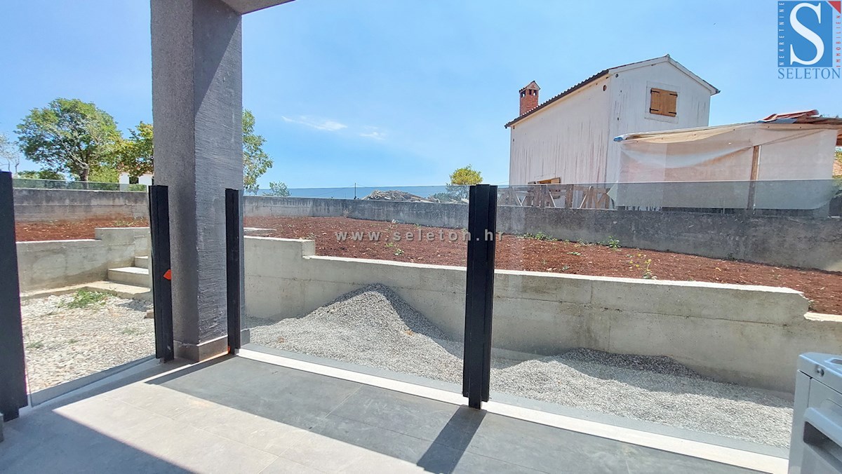 Nuovo appartamento nelle vicinanze di Poreč-Parenzo di 72 m2 con giardino di 170 m2