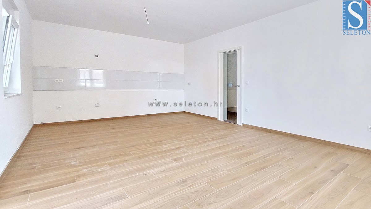 Nuovo appartamento nelle vicinanze di Poreč-Parenzo di 72 m2 con giardino di 170 m2