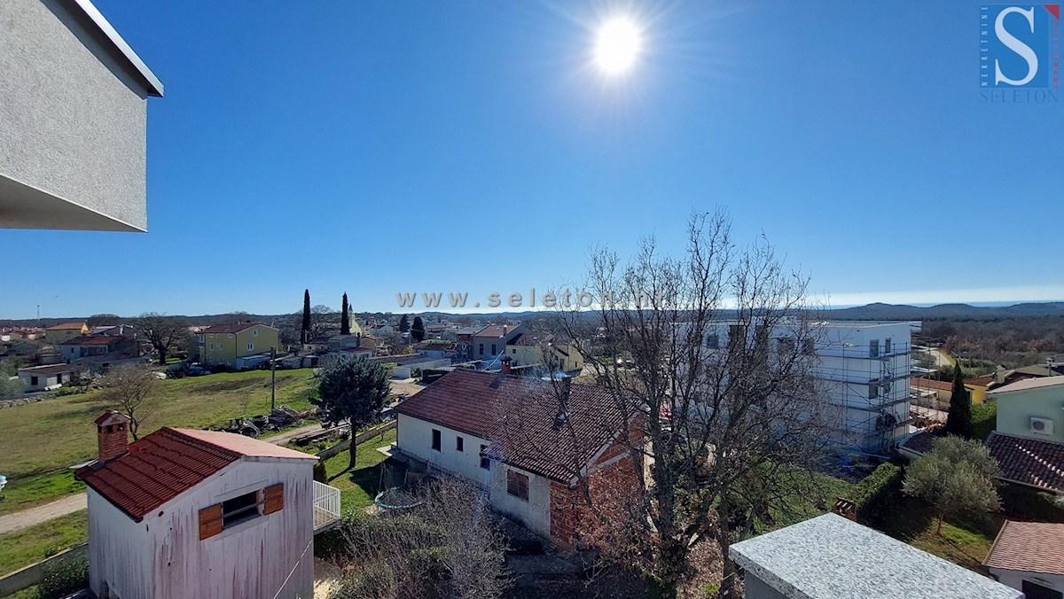 Istria, Poreč, nuovo appartamento di 82 m2 con vista mare vicino a Poreč-Parenzo, 2 posti auto e ripostiglio