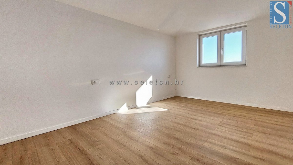 Istria, Poreč, nuovo appartamento di 82 m2 con vista mare vicino a Poreč-Parenzo, 2 posti auto e ripostiglio