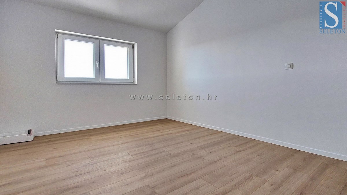 Istria, Poreč, nuovo appartamento di 82 m2 con vista mare vicino a Poreč-Parenzo, 2 posti auto e ripostiglio