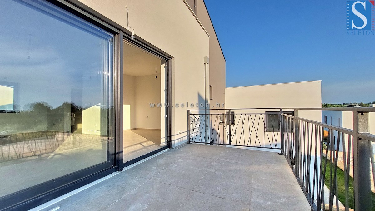 Nuovo appartamento nelle vicinanze di Poreč-Parenzo di 94 m2 con una grande terrazza sul tetto di 86 m2