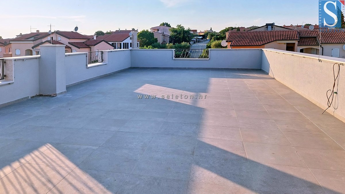 Nuovo appartamento nelle vicinanze di Poreč-Parenzo di 94 m2 con una grande terrazza sul tetto di 86 m2