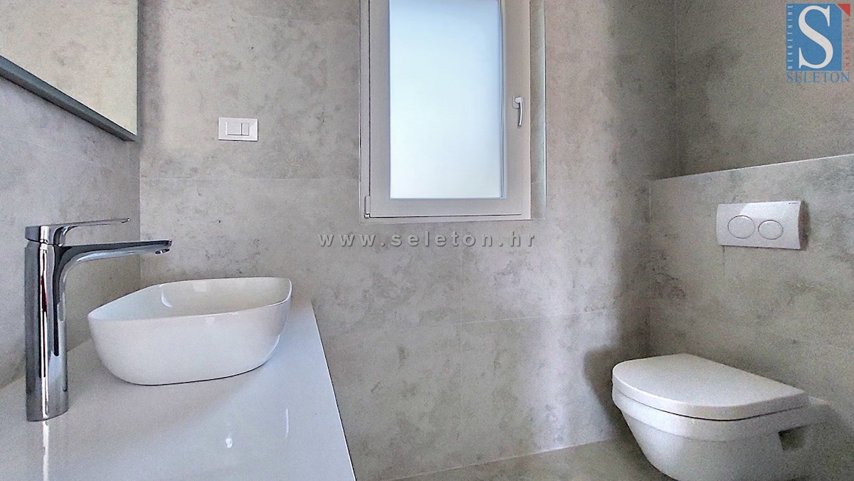 Poreč-Parenzo - nuovo appartamento di 66 m2, 1° piano, 2 posti auto, ASCENSORE