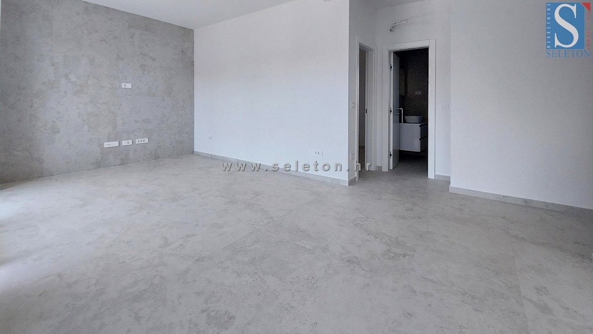 Poreč-Parenzo - nuovo appartamento di 66 m2, 1° piano, 2 posti auto, ASCENSORE