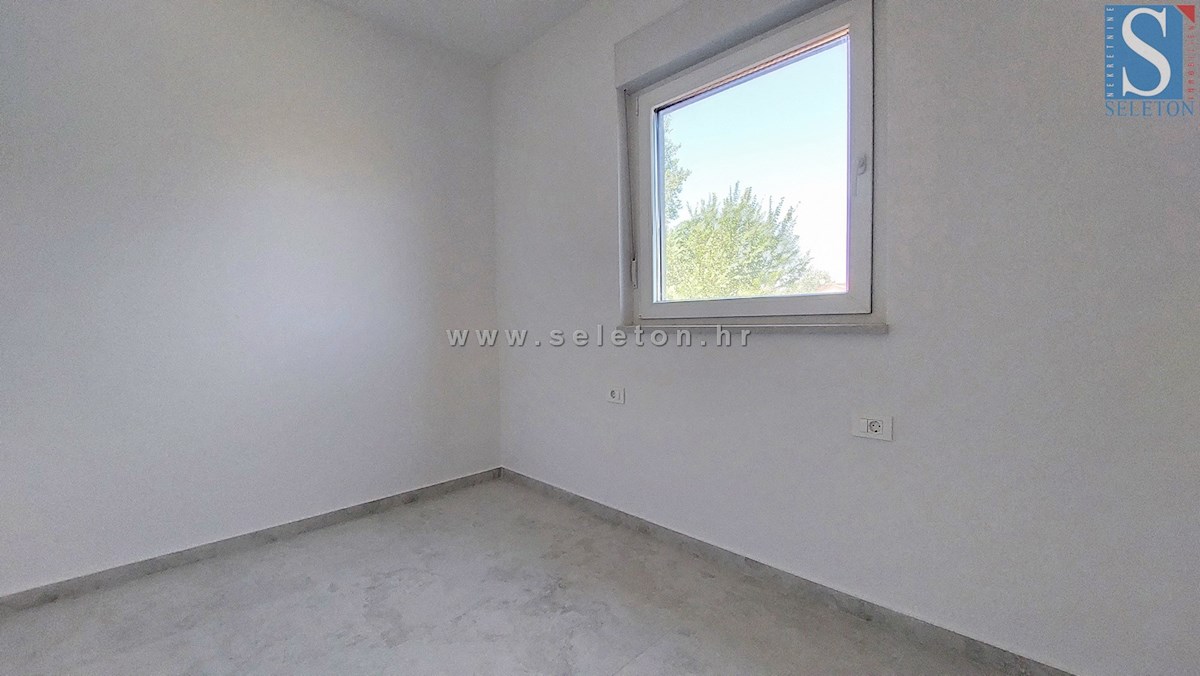 Poreč-Parenzo - nuovo appartamento di 66 m2, 1° piano, 2 posti auto, ASCENSORE