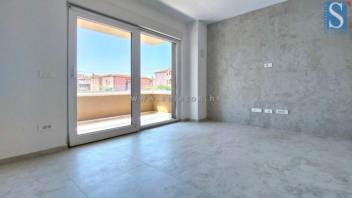 Poreč-Parenzo - nuovo appartamento di 66 m2, 1° piano, 2 posti auto, ASCENSORE