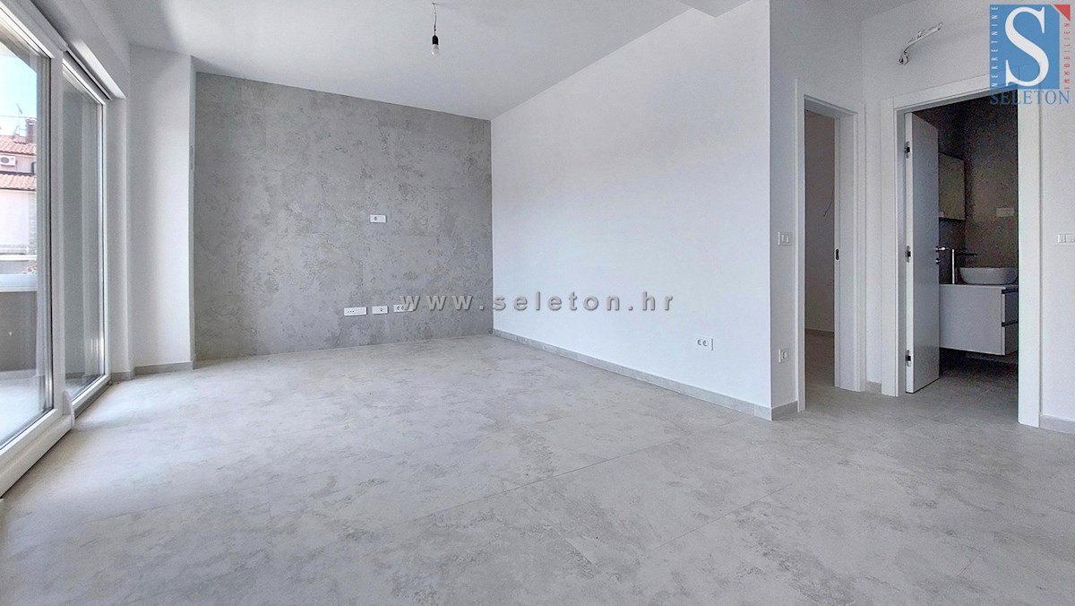 Poreč-Parenzo - nuovo appartamento di 66 m2, 1° piano, 2 posti auto, ASCENSORE