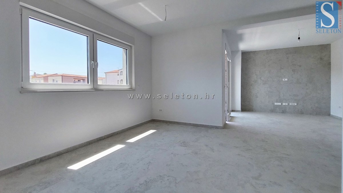 Poreč-Parenzo - nuovo appartamento di 66 m2, 1° piano, 2 posti auto, ASCENSORE