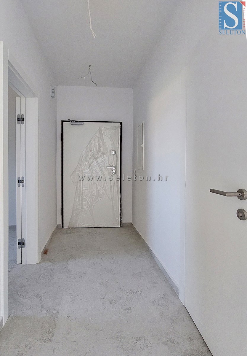 Poreč-Parenzo - nuovo appartamento di 66 m2, 1° piano, 2 posti auto, ASCENSORE