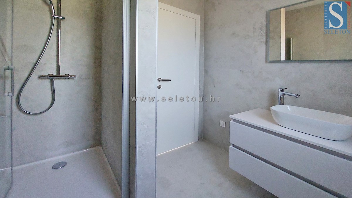 Poreč-Parenzo - nuovo appartamento di 66 m2, 1° piano, 2 posti auto, ASCENSORE