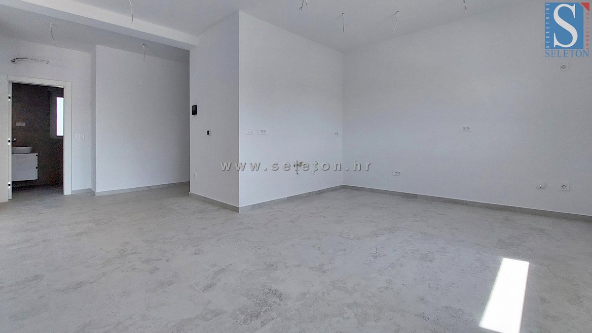 Poreč-Parenzo - nuovo appartamento di 66 m2, 1° piano, 2 posti auto, ASCENSORE