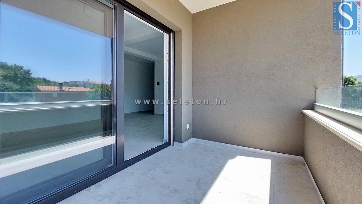 Poreč-Parenzo - nuovo appartamento di 66 m2, 1° piano, 2 posti auto, ASCENSORE