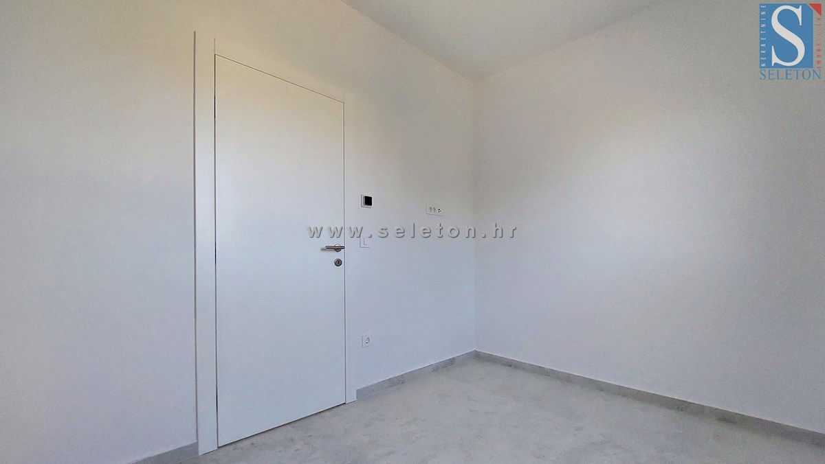 Poreč-Parenzo - nuovo appartamento di 66 m2, 1° piano, 2 posti auto, ASCENSORE