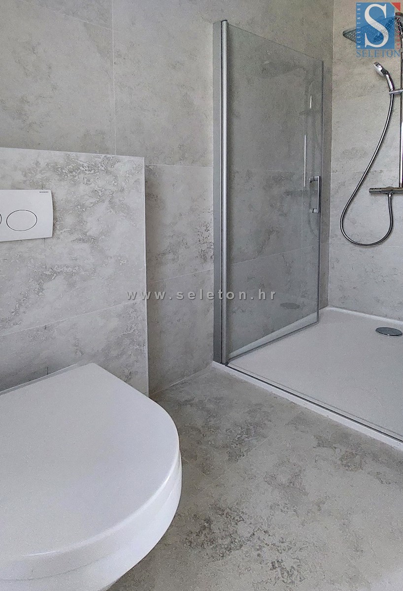 Poreč-Parenzo - nuovo appartamento di 66 m2, 1° piano, 2 posti auto, ASCENSORE