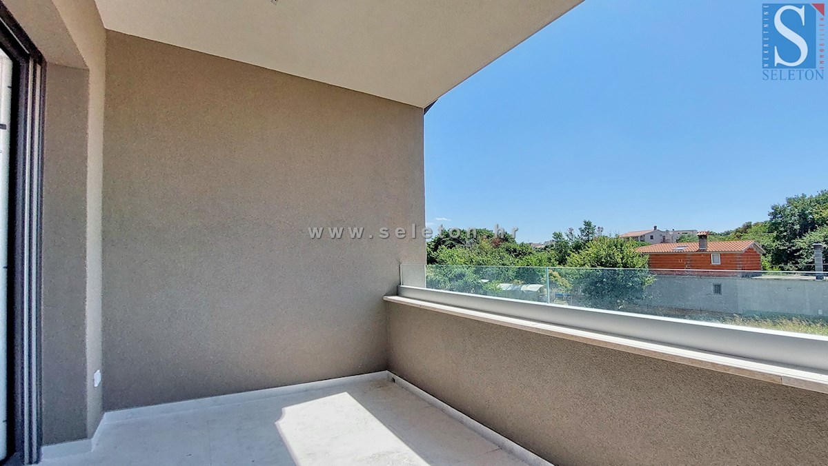 Poreč-Parenzo - nuovo appartamento di 66 m2, 1° piano, 2 posti auto, ASCENSORE