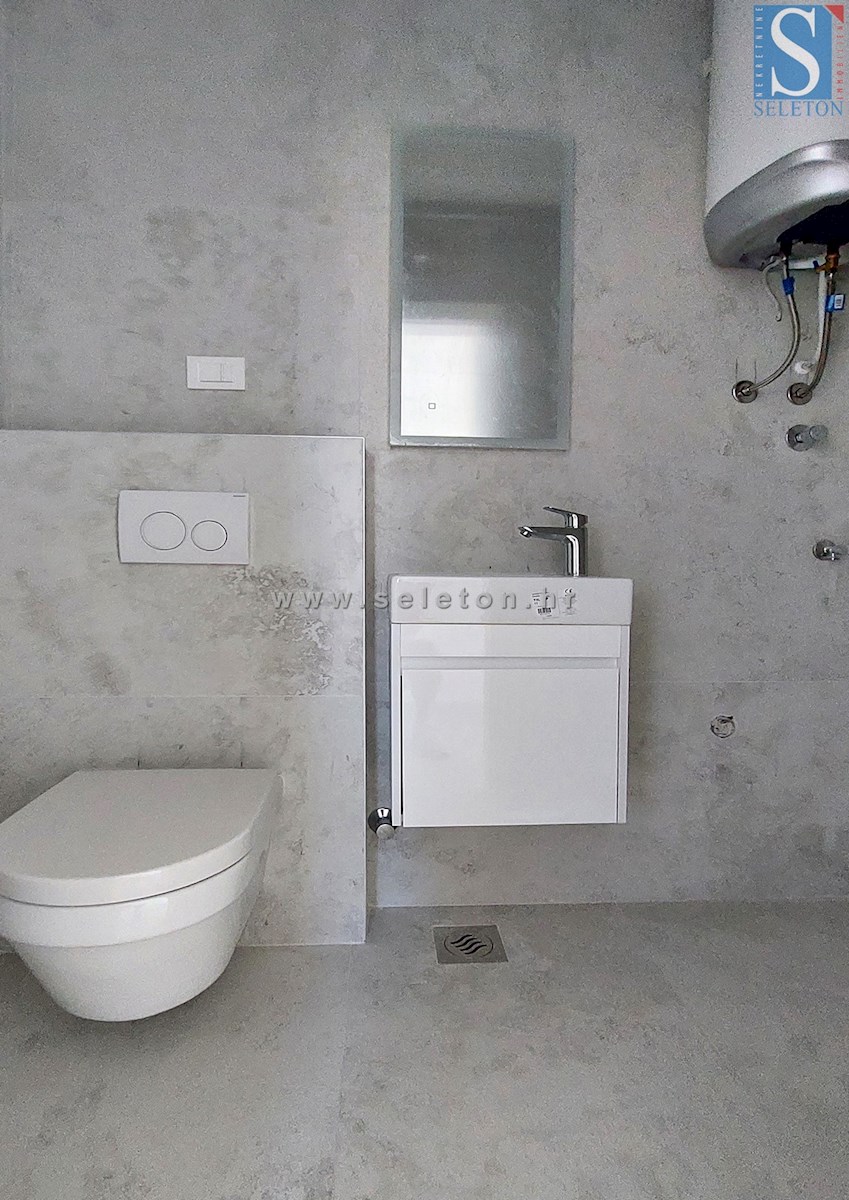 Poreč-Parenzo - nuovo appartamento di 66 m2, 1° piano, 2 posti auto, ASCENSORE