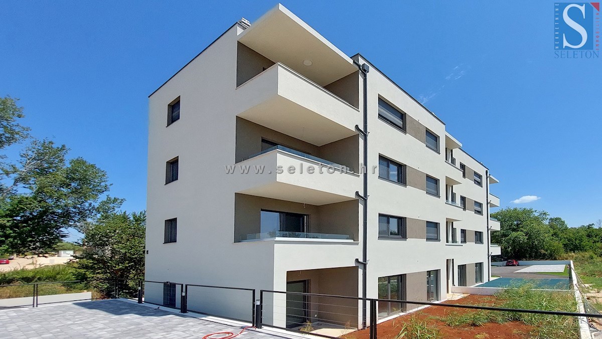 Poreč-Parenzo - nuovo appartamento di 66 m2, 1° piano, 2 posti auto, ASCENSORE