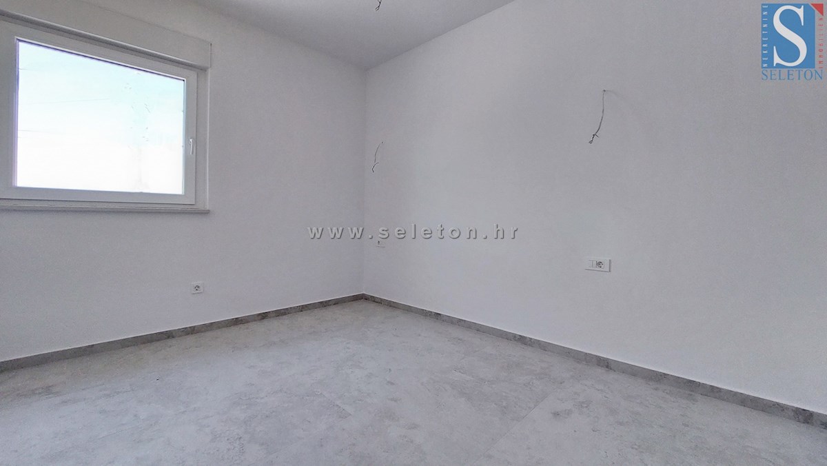 Poreč-Parenzo - nuovo appartamento di 66 m2, 1° piano, 2 posti auto, ASCENSORE