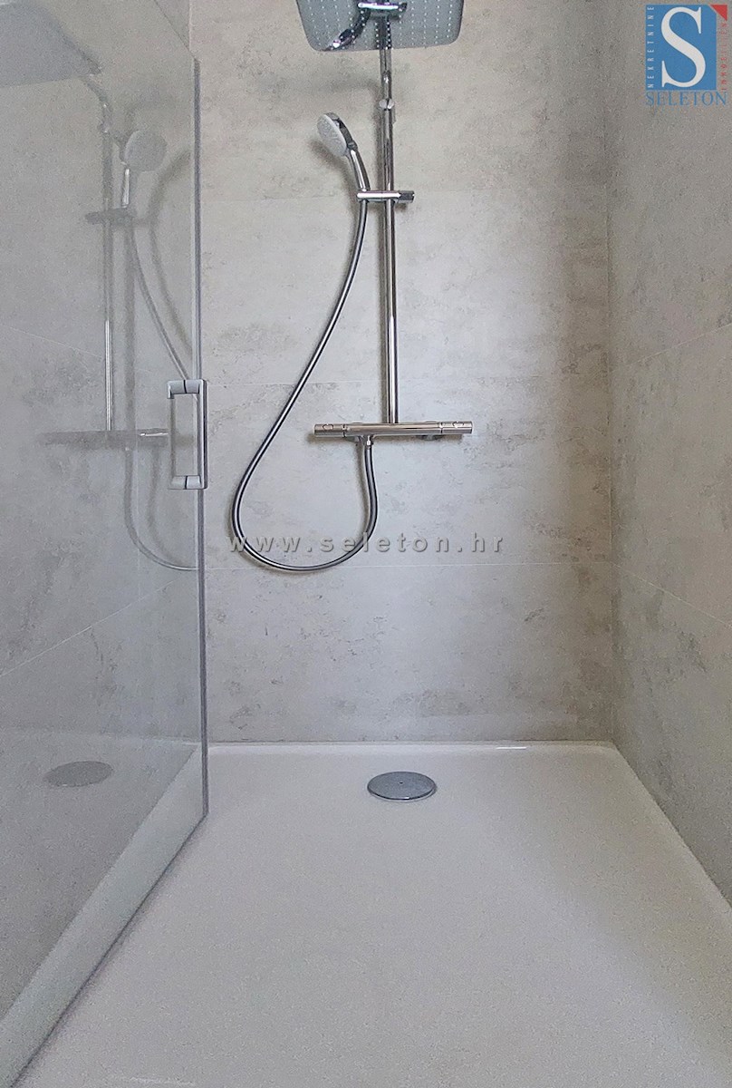 Poreč-Parenzo - nuovo appartamento di 66 m2, 1° piano, 2 posti auto, ASCENSORE