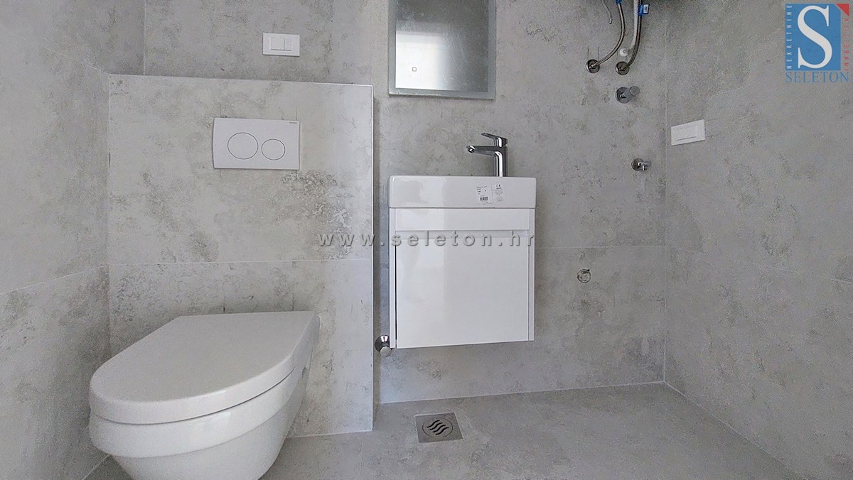 Poreč-Parenzo - nuovo appartamento di 66 m2, 1° piano, 2 posti auto, ASCENSORE