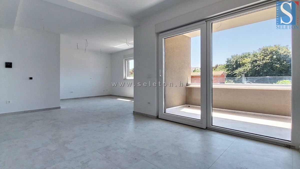 Poreč-Parenzo - nuovo appartamento di 66 m2, 1° piano, 2 posti auto, ASCENSORE