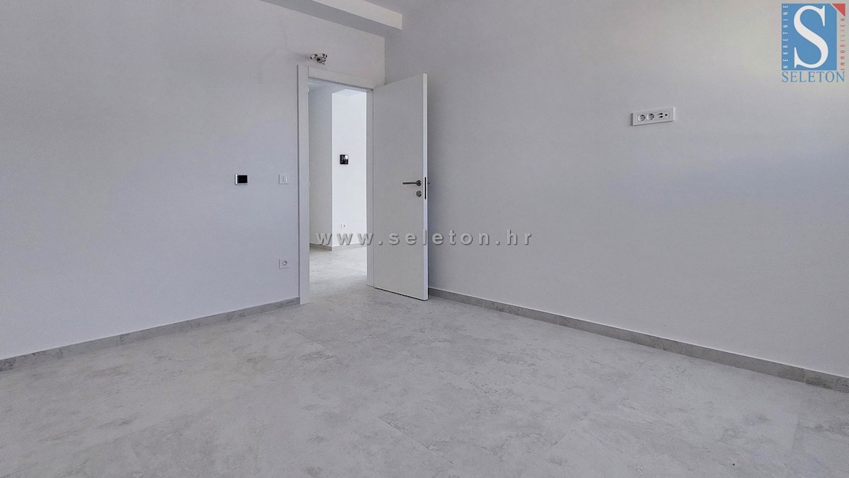 Poreč-Parenzo - nuovo appartamento di 66 m2, 1° piano, 2 posti auto, ASCENSORE