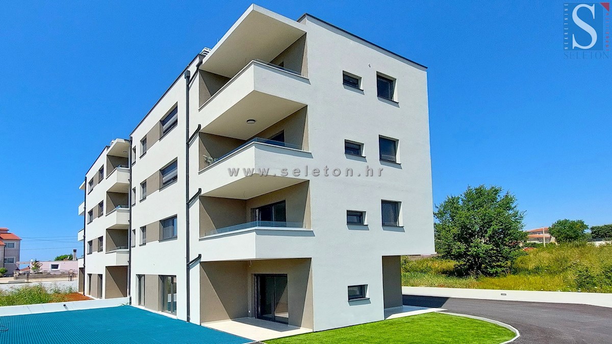 Poreč-Parenzo - nuovo appartamento di 66 m2, 1° piano, 2 posti auto, ASCENSORE