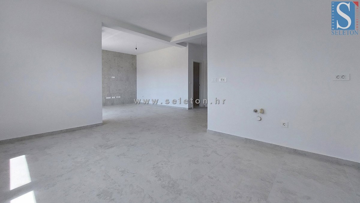 Poreč-Parenzo - nuovo appartamento di 66 m2, 1° piano, 2 posti auto, ASCENSORE