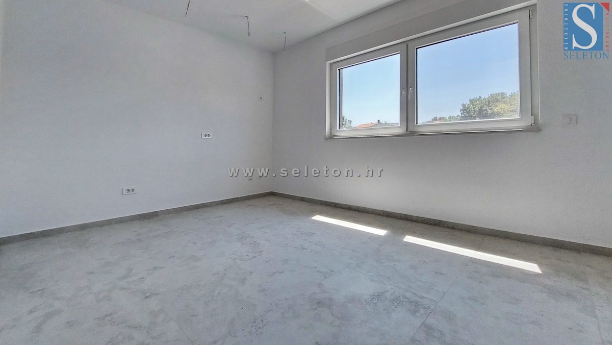 Poreč-Parenzo - nuovo appartamento di 66 m2, 1° piano, 2 posti auto, ASCENSORE