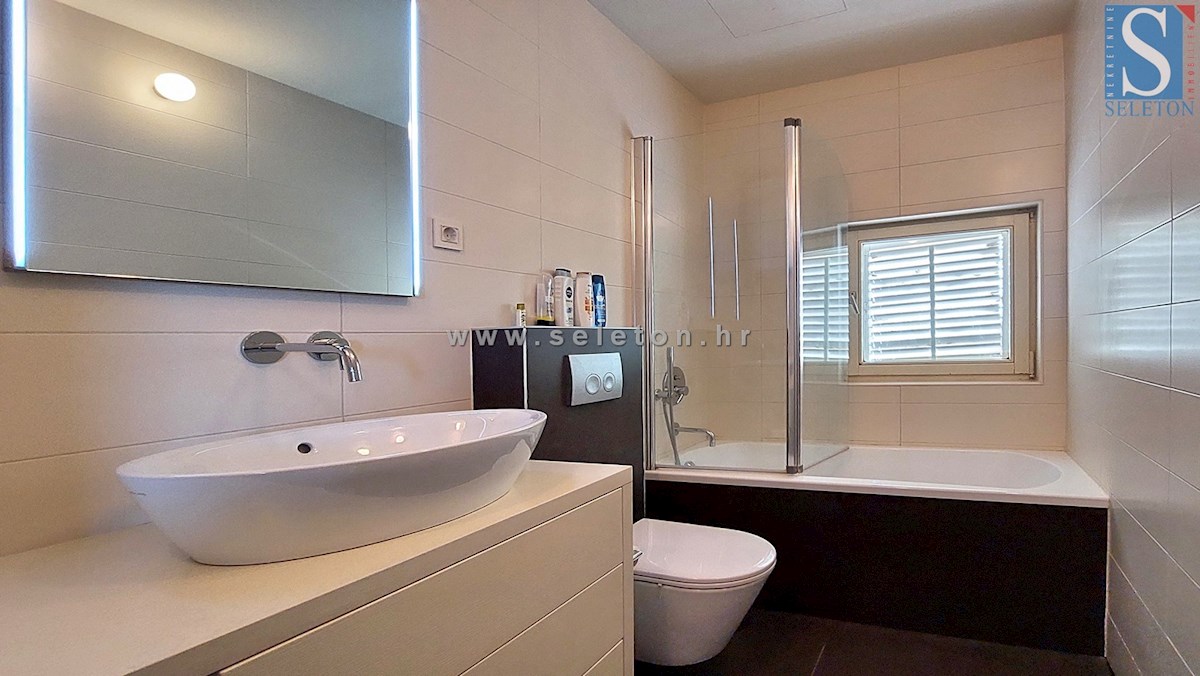 Poreč-Parenzo, appartamento di 127 m2 in vendita con vista mare, a 500 m dal mare