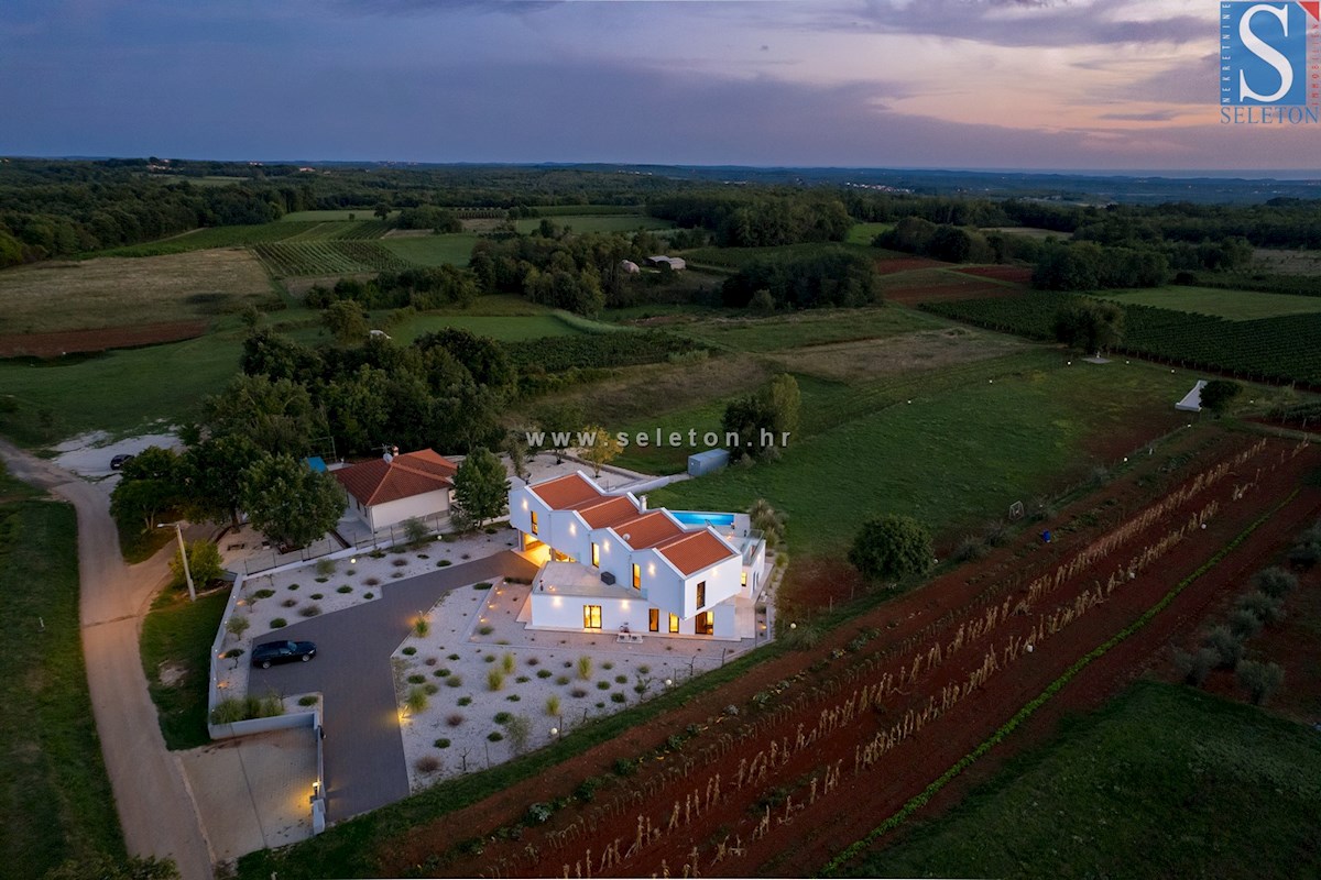 Istria, Poreč-dintorni, villa moderna di 437 m2 con piscina