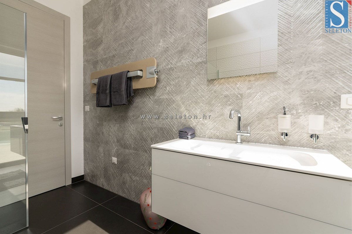 Istria, Poreč-dintorni, villa moderna di 437 m2 con piscina