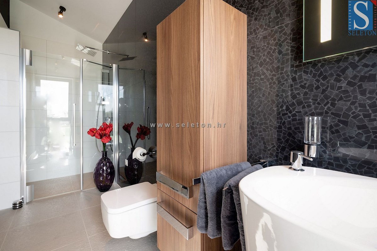 Istria, Poreč-dintorni, villa moderna di 437 m2 con piscina