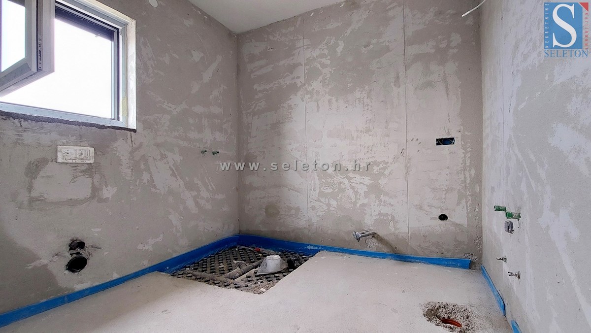 Istria, Poreč-Parenzo, nuovo appartamento di 161 m2, 2° piano, vista mare, a circa 800 m dal mare (in linea d'aria)