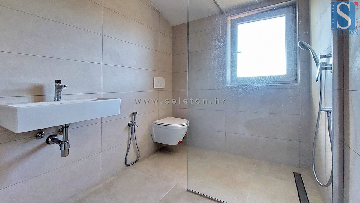 Istria, Poreč, nuovo appartamento di 82 m2 con vista mare vicino a Poreč-Parenzo, 2 posti auto e ripostiglio