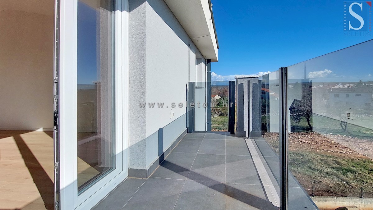 Istria, Poreč, nuovo appartamento di 82 m2 con vista mare vicino a Poreč-Parenzo, 2 posti auto e ripostiglio