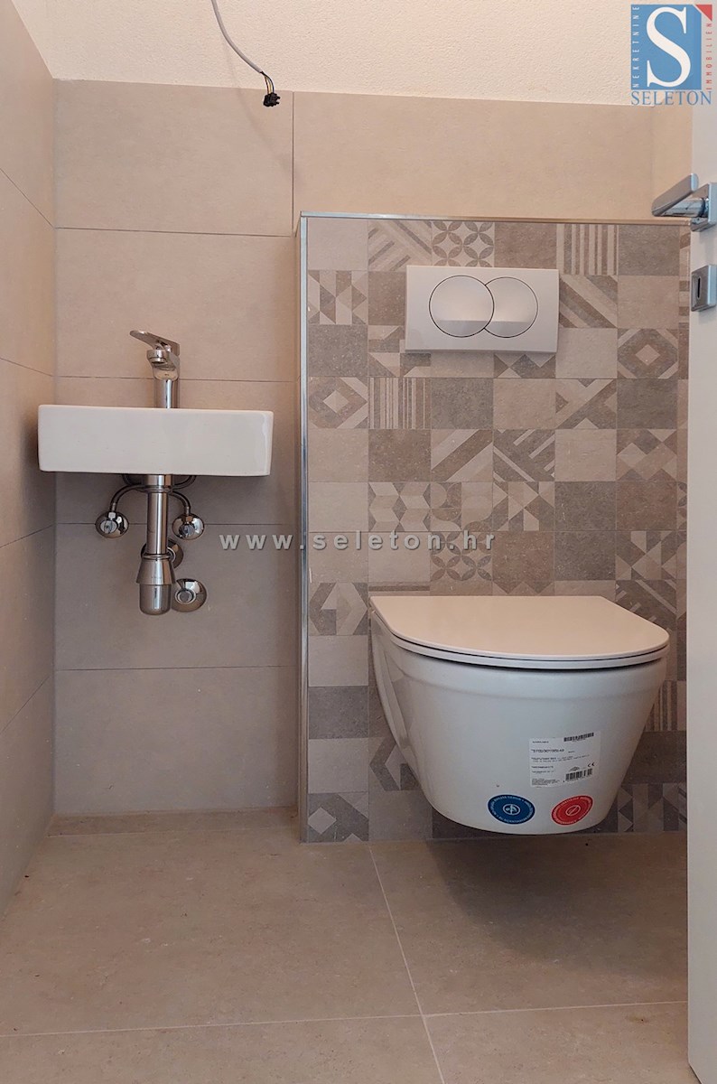 Istria, Poreč, nuovo appartamento di 82 m2 con vista mare vicino a Poreč-Parenzo, 2 posti auto e ripostiglio