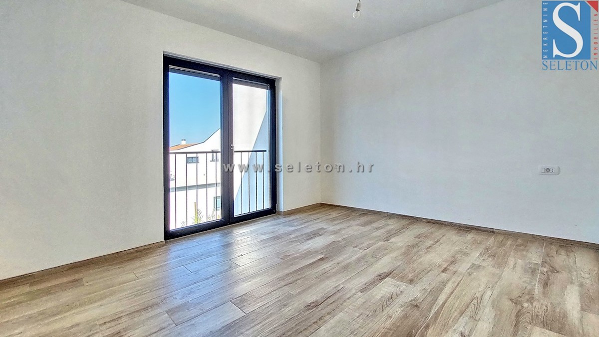 Poreč-Parenzo, nuovo appartamento di 84 m2 + terrazza sul tetto di 56 m2 con vista sul mare