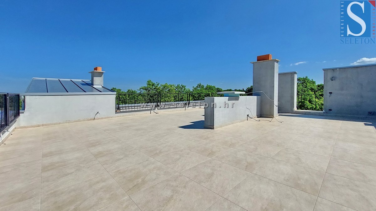 Poreč-Parenzo, nuovo appartamento di 84 m2 + terrazza sul tetto di 56 m2 con vista sul mare