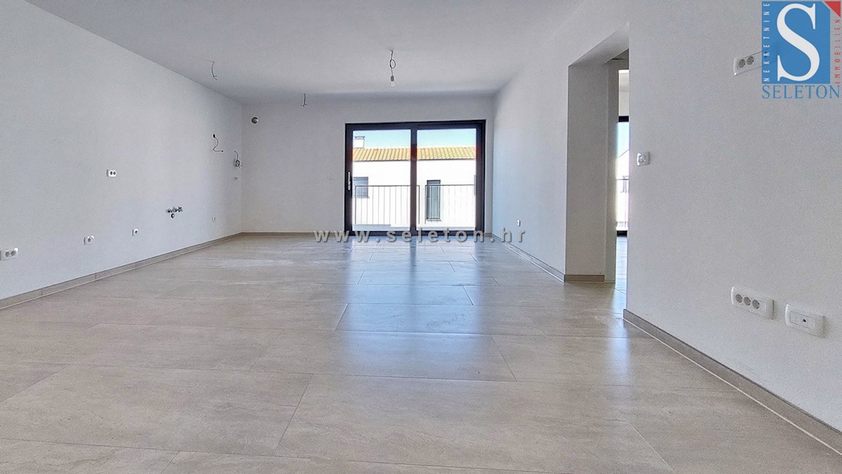 Poreč-Parenzo, nuovo appartamento di 84 m2 + terrazza sul tetto di 56 m2 con vista sul mare