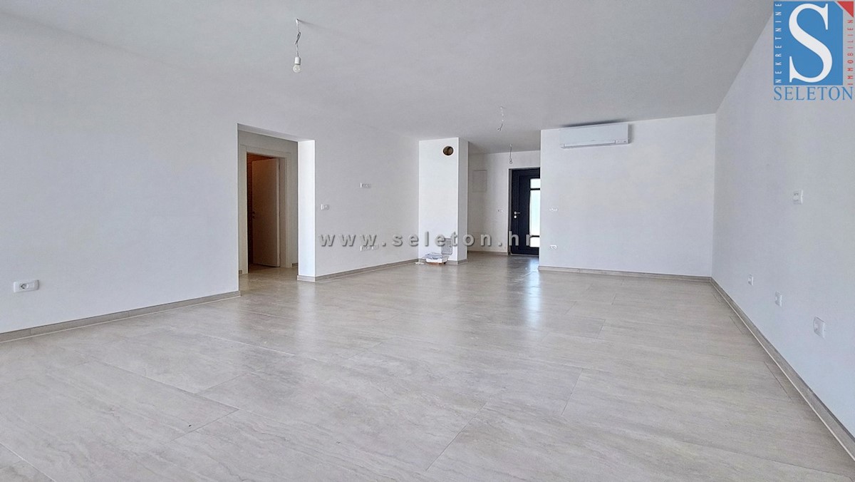 Nuovo appartamento di 84 m2 + terrazza sul tetto di 56 m2 con vista mare