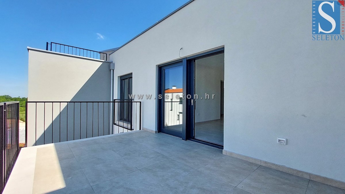 Nuovo appartamento di 84 m2 + terrazza sul tetto di 56 m2 con vista mare